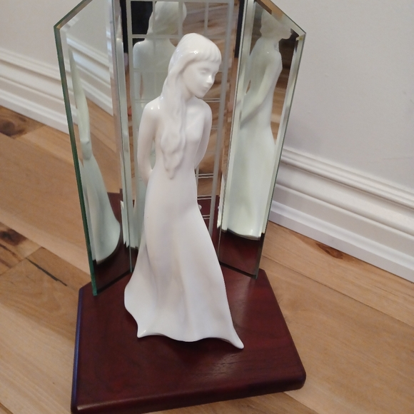 Genuine Royal Doulton Tomorrow's Dreams figure and stand - Picture 2 of 4